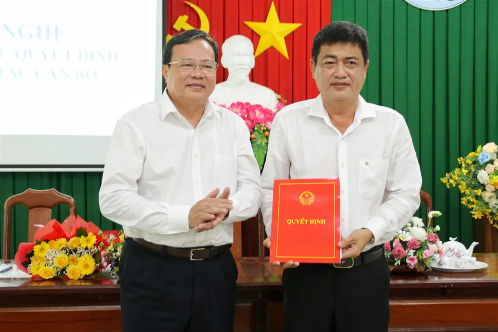 Ông Dương Hiền Hải Đăng, Tỉnh ủy viên, Bí thư Thị ủy Duyên Hải được bổ nhiệm giữ chức vụ Giám đốc Sở Nội vụ tỉnh Trà Vinh. giam-doc-so-noi-vu-tra-vinh-dang.jpg