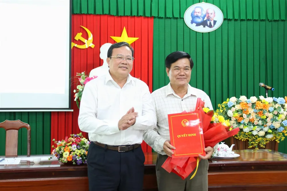 Chủ tịch UBND tỉnh Trà Vinh Lê Văn Hẳn trao quyết định cho ông Bùi Thành Thương. Trà Vinh có tân giám đốc Sở Nội vụ