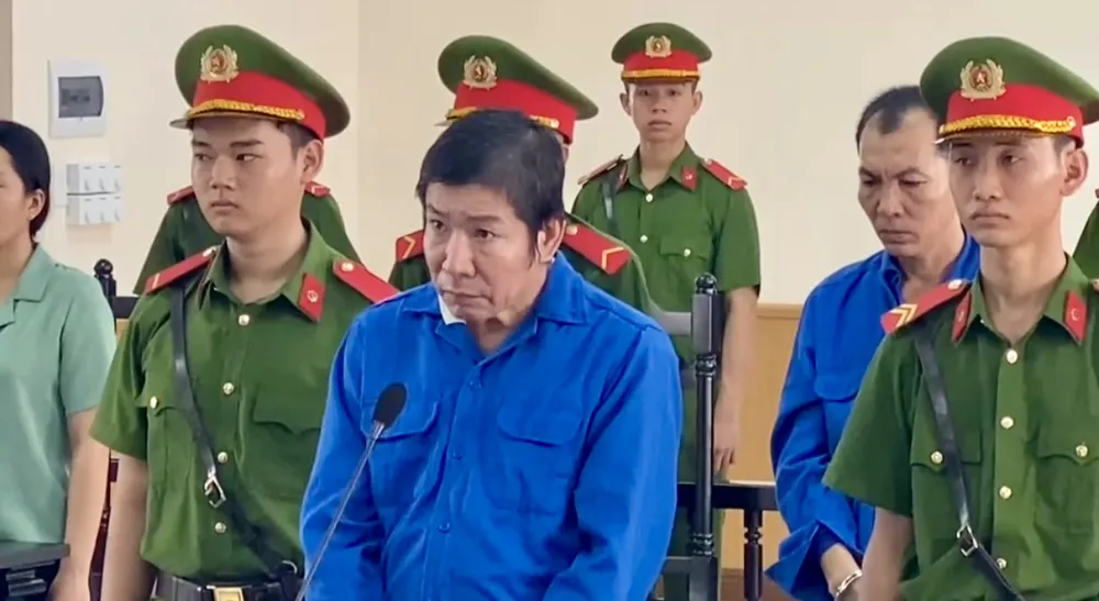 Nguyễn Văn Bi, cựu Chấp hành viên Cục Thi hành án dân sự tỉnh An Giang bị phạt tám năm tù vì tham ô tài sản Cựu chấp hành viên ở An Giang lãnh án vì tham ô tài sản