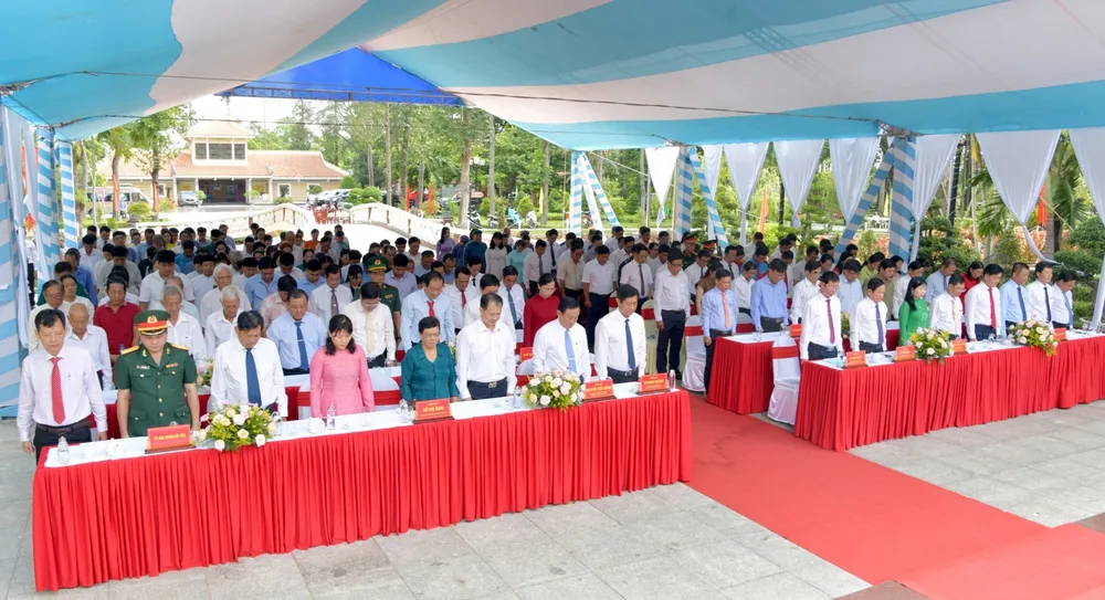 Các đại biểu mặc niệm tưởng nhớ Chủ tịch Tôn Đức Thắng kỷ niệm 136 năm Ngày sinh Chủ tịch Tôn Đức Thắng