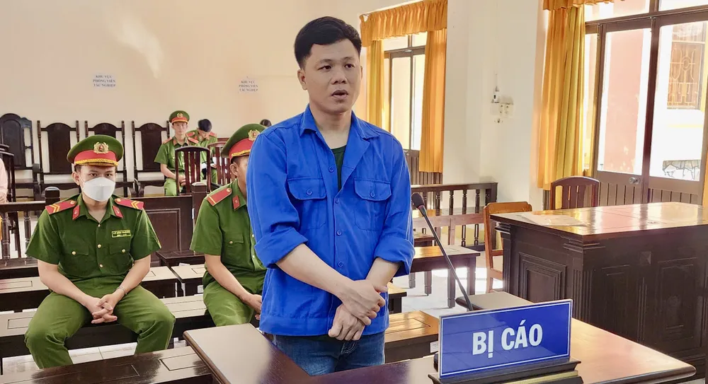 Bị cáo Cảnh đã vay mượn tiền và kêu gọi nhiều người góp vốn làm ăn nhưng sau đó đã chiếm đoạt tài sản hơn 6 tỉ đồng. Ảnh: VĂN VŨ Giám đốc công ty xây dựng chiếm đoạt tài sản hơn 6 tỉ đồng