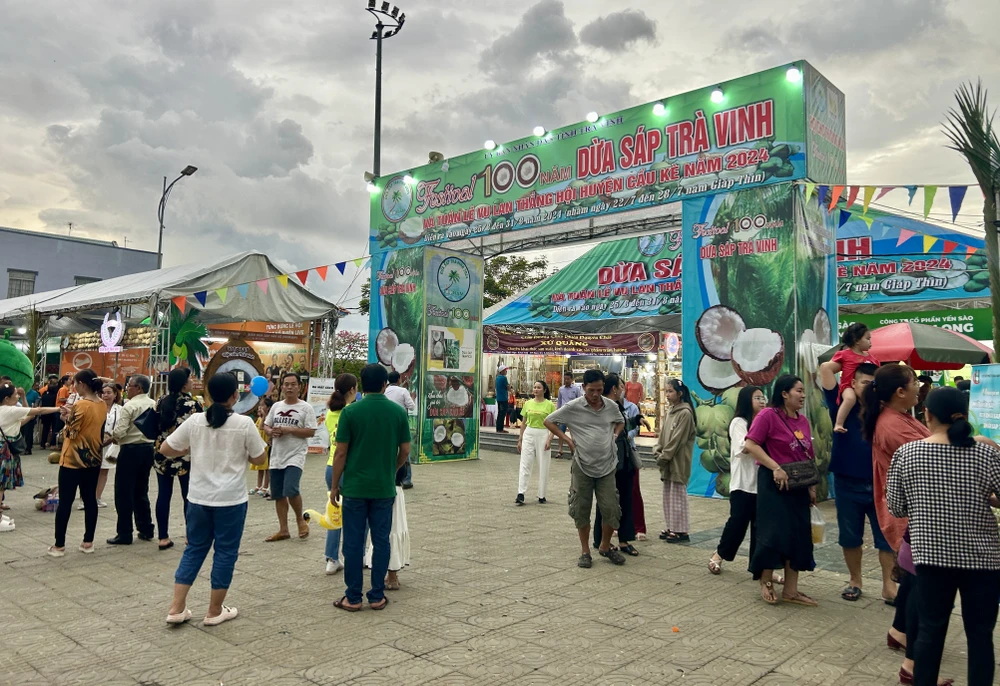 Festival 100 năm Dừa sáp Trà Vinh.