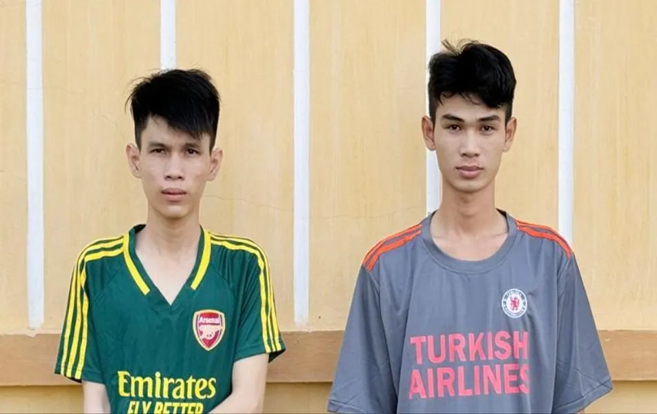 Bị quản lý xưởng nhắc nhở chuyện vi phạm nội quy công ty, 2 thanh niên rủ nhau đi chém quản lý xưởng và quản lý công ty để trả thù. Ảnh: CACC Bắt 2 thanh niên chém quản lý công ty vì bị nhắc nhở
