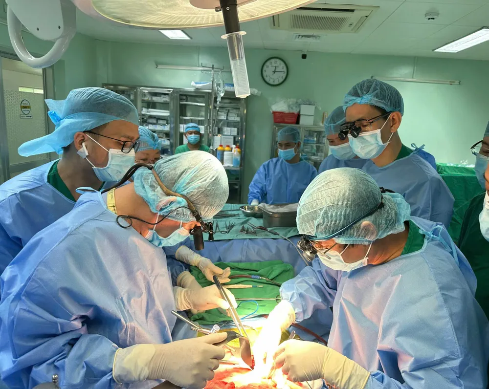 Các bác sĩ phối hợp phẫu thuật ghép thận phẫu thuật ghép thận