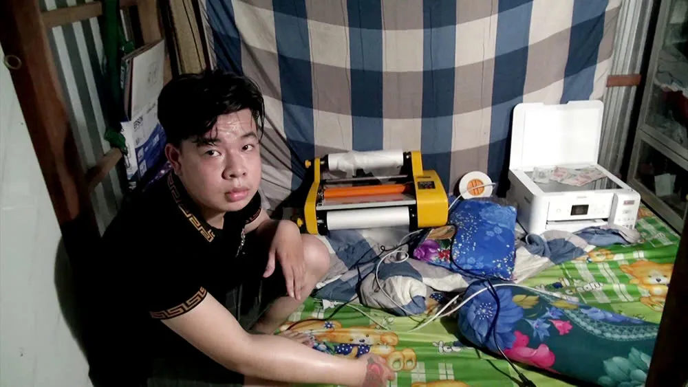Bị can Võ À Minh in tiền giả rồi bán lại cho các bị can để thu lợi bất chính. Nam thanh niên tự sản xuất tiền giả mang bán cho nhiều người