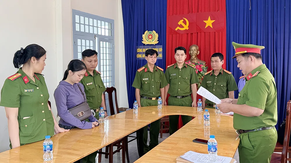Công an tống đạt quyết định khởi tố nữ nhân viên ngân hàng lừa đảo hơn 1 tỉ đồng của khách hàng 1 nữ nhân viên ngân hàng ở An Giang bị bắt vì chiếm đoạt tiền tỉ