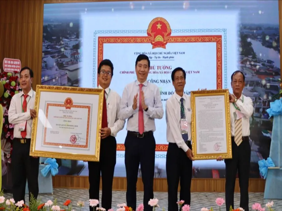 Thừa ủy quyền của Thủ tướng Chính phủ, ông Phạm Thiện Nghĩa trao bằng và quyết định của Thủ tướng Chính phủ công nhận huyện Lấp Vò đạt chuẩn nông thôn mới. Ảnh: Nguyệt Ánh Huyện lấp vò đạt chuẩn nông thôn mới.jpg