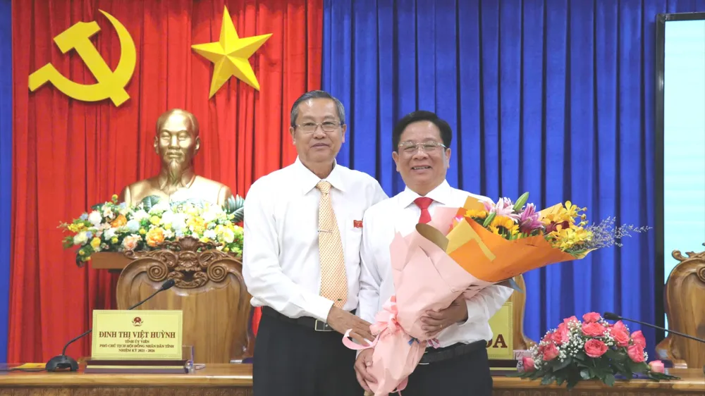 Ông Lê Văn Nưng, Chủ tịch HĐND tỉnh An Giang trao hoa chúc mừng tân Chủ tịch UBND tỉnh An Giang Hồ Văn Mừng chủ tịch UBND tỉnh An Giang hồ văn mừng.jpg