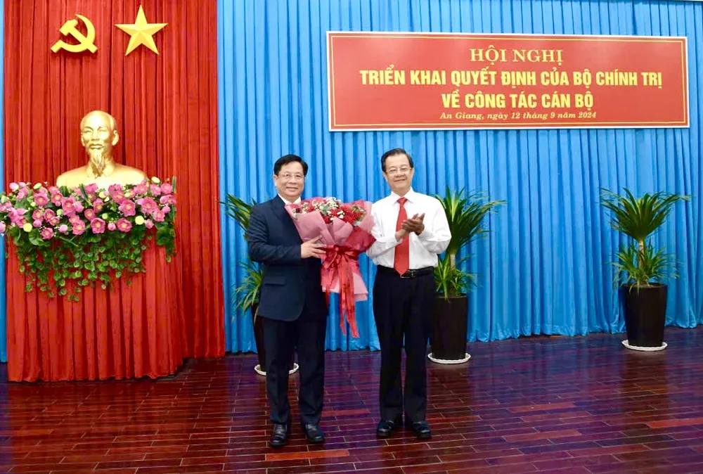Ông Lê Hồng Quang, Bí thư Tỉnh ủy An Giang chúc mừng ông Hồ Văn Mừng. Ông Hồ Văn Mừng Phó Bí thư Tỉnh uỷ An Giang.jpg