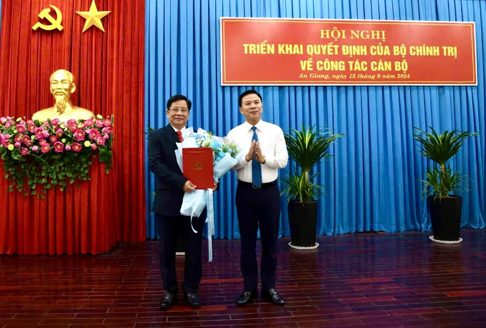 Ông Đỗ Trọng Hưng trao quyết định và hoa chúc mừng ông Hồ Văn Mừng được điều động giữ chức Phó Bí thư Tỉnh uỷ An Giang. Ảnh: HD Phó Bí thư Tỉnh uỷ An Giang.jpg