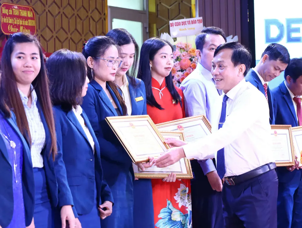 đại học nam cần thơ.jpg