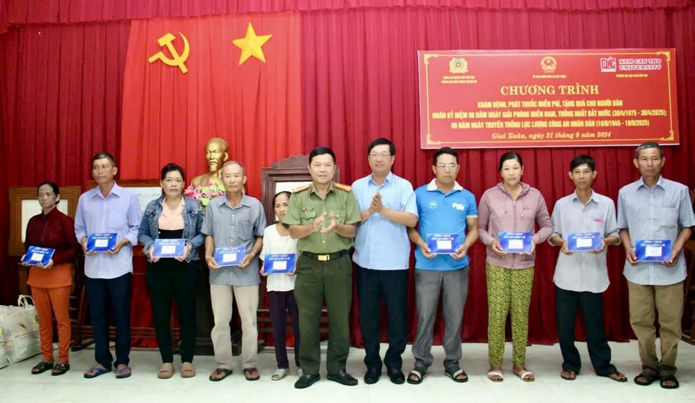 công an tp cần thơ tổ chức khám bệnh.jpg