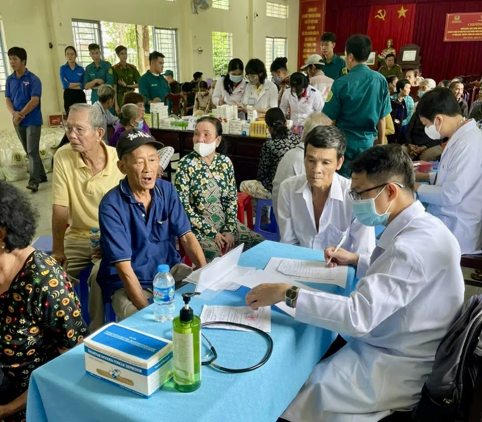 công an tp cần thơ tổ chức khám bệnh.jpg