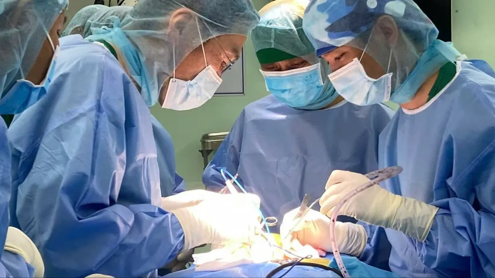 Ê kíp bác sĩ nhiều chuyên khoa phẫu thuật cho cụ ông 99 tuổi bị té ngã, có nhiều bệnh nền nặng cứu cụ ông 99 tuổi.jpg