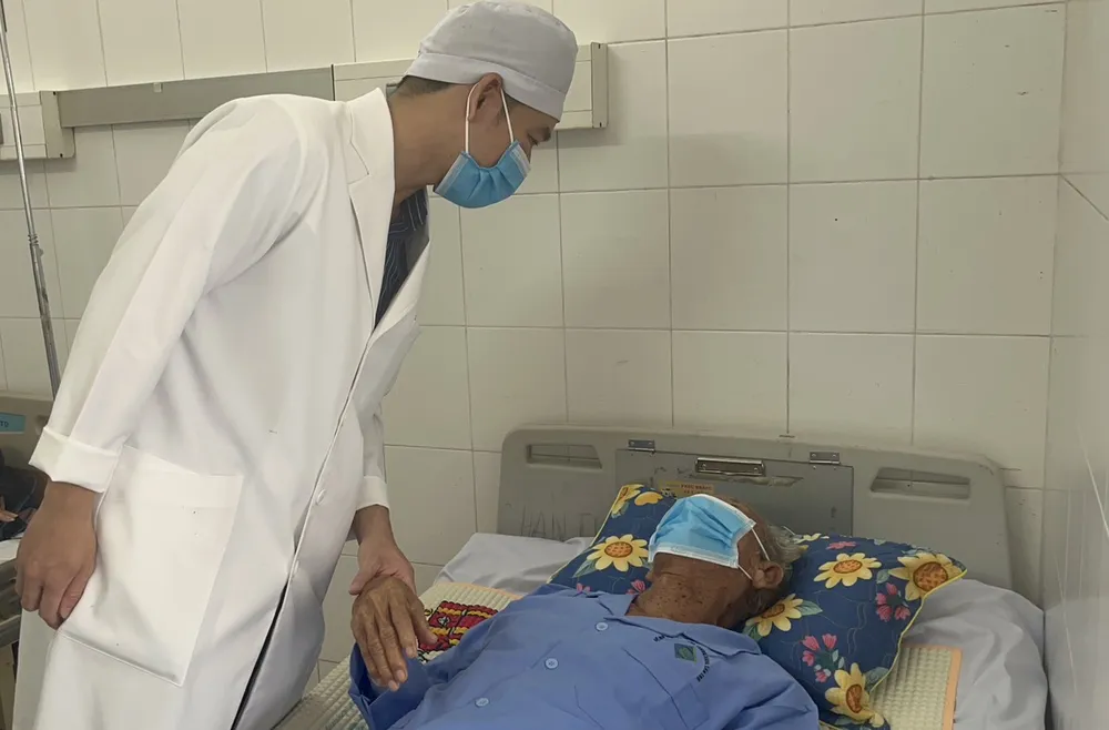 Sau phẫu thuật cụ ông 99 tuổi phục hồi tốt cuu-cu-ong-99-tuoi.jpg