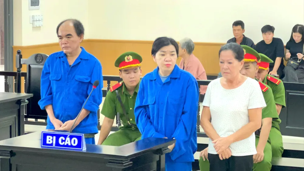 Hai mẹ con cùng người vận chuyển trái phép tiền tệ qua biên giới cùng hầu toà. Ảnh: HD vận chuyển trái phép tiền tệ.jpg