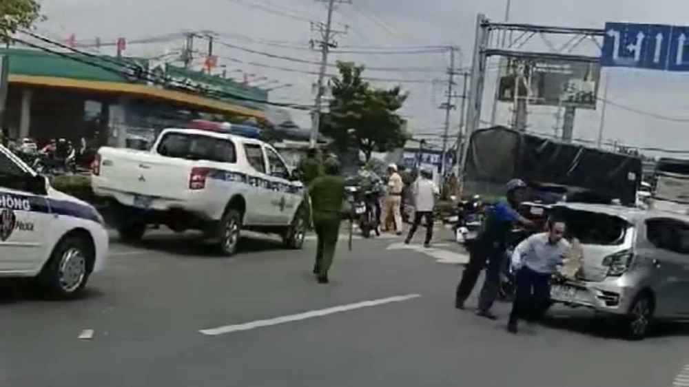 Lực lượng chức năng vây bắt thanh niên ngáo đá, cướp xe tải gây nhiều vụ tai nạn trên Quốc lộ 91 cướp xe tải.jpg