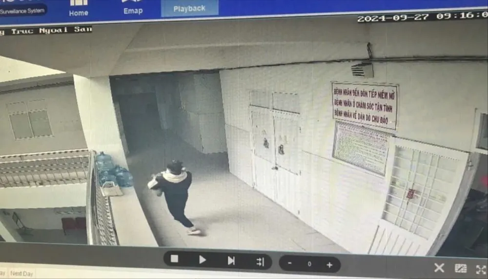 Hình ảnh trích xuất camera thể hiện Khone bắt cóc bé trai rồi bỏ trốn. Ảnh: CA bắt cóc bé trai trà vinh.jpg