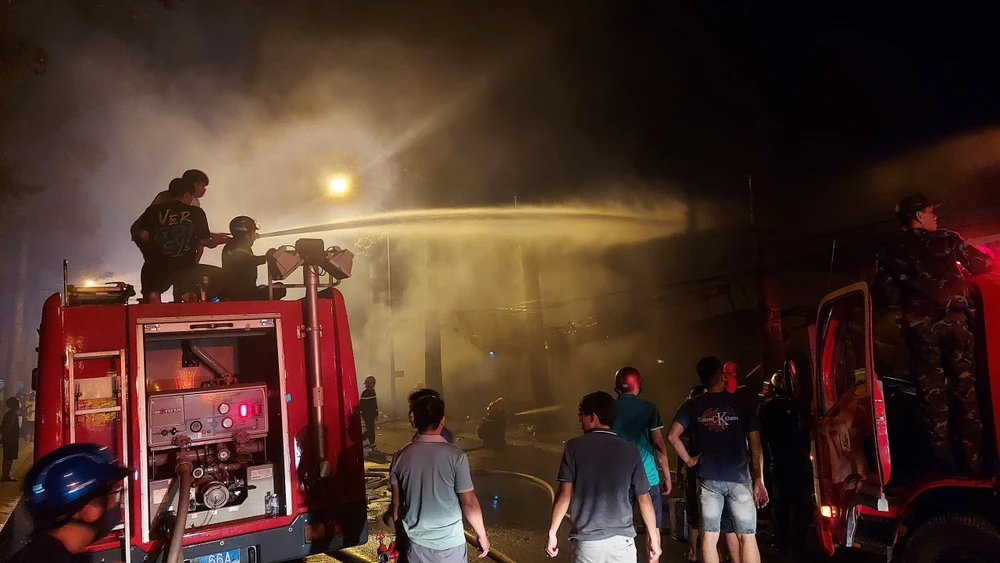 cháy cửa hàng kinh doanh quần áo.jpg