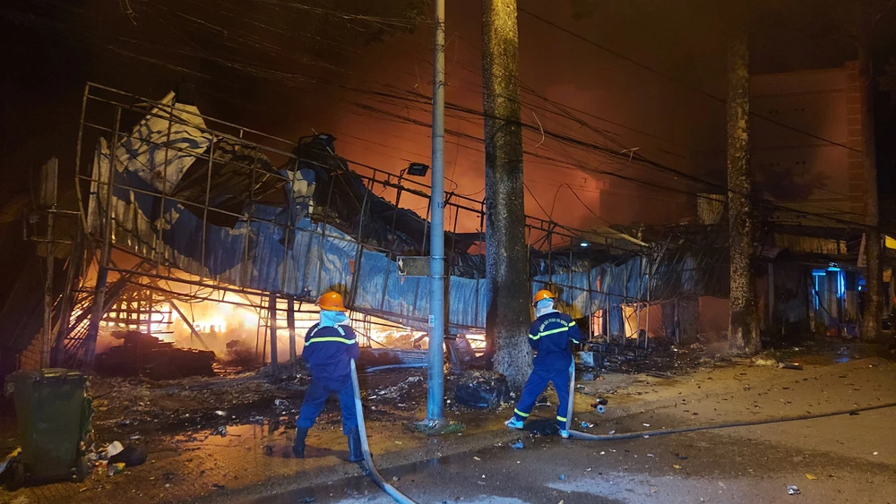 cháy cửa hàng kinh doanh quần áo.jpg