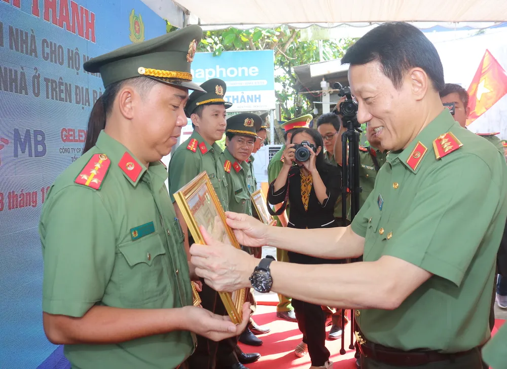 Bộ trưởng Bộ Công an Lương Tam Quang tặng Bằng khen các tập thể, cá nhân có thành tích xuất sắc. bộ công an trao nhà cho người nghèo ở trà vinh