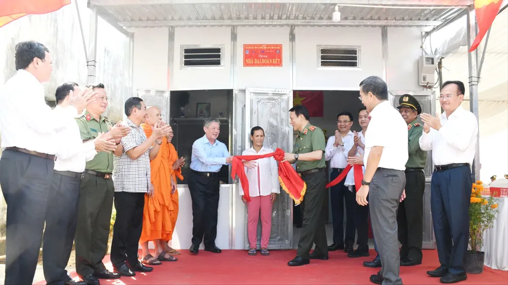 Lãnh đạo Bộ Công an, tỉnh Trà Vinh, các nhà tài trợ thực hiện nghi thức bàn giao nhà cho bà Thạch Thị Hoa (xã Phước Hưng, huyện Trà Cú) bộ công an trao nhà cho người nghèo ở trà vinh
