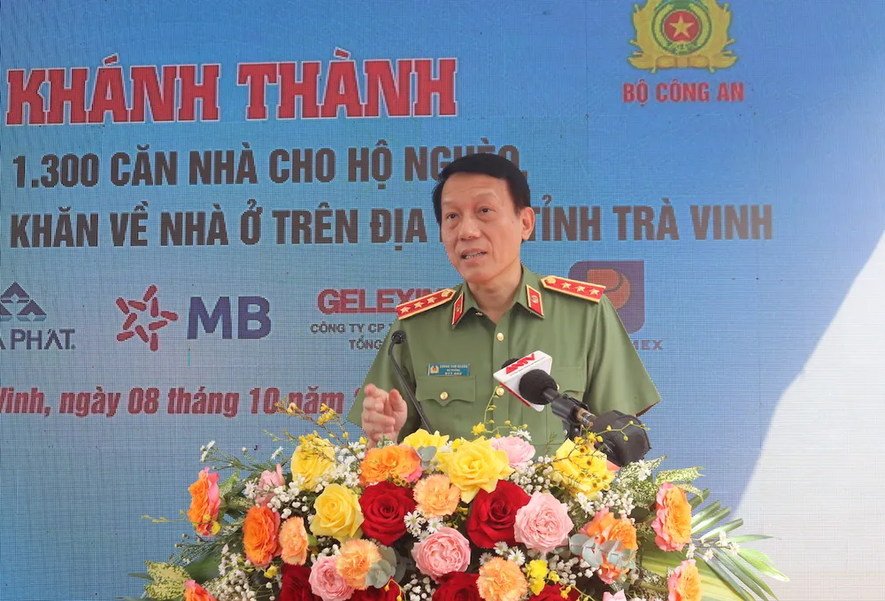 Bộ trưởng Bộ Công an Lương Tam Quang tại lễ bàn giao 1.300 căn nhà cho bà con ở tỉnh Trà Vinh bộ công an trao nhà cho người nghèo ở trà vinh