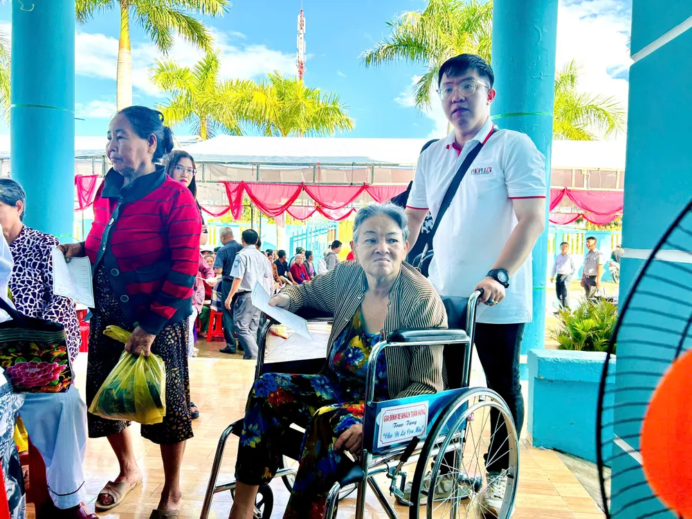 Bà Hà được đoàn của Báo Pháp Luật TP.HCM hỗ trợ vào nơi khám bệnh kham-benh-ca-mau-3.jpg