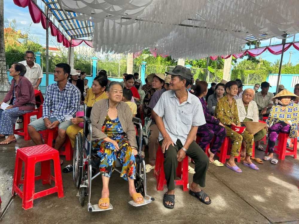 Ngay từ rất sớm người dân đã đến chờ được khám bệnh. kham-benh-ca-mau-4.jpg