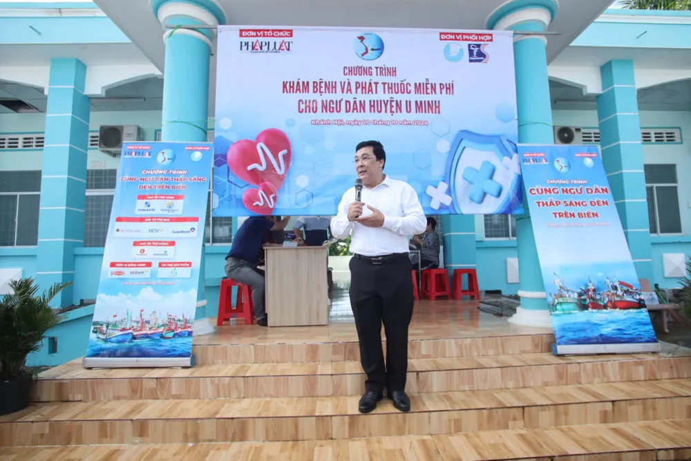 Ông Nguyễn Thái Bình, Phó Tổng Biên tập Báo Pháp Luật TP.HCM, Trưởng Ban tổ chức chương trình Cùng ngư dân thắp sáng đèn trên biển phát biểu tại buổi khám bệnh, phát thuốc miễn phí. kham-benh-ca-mau-6.jpg