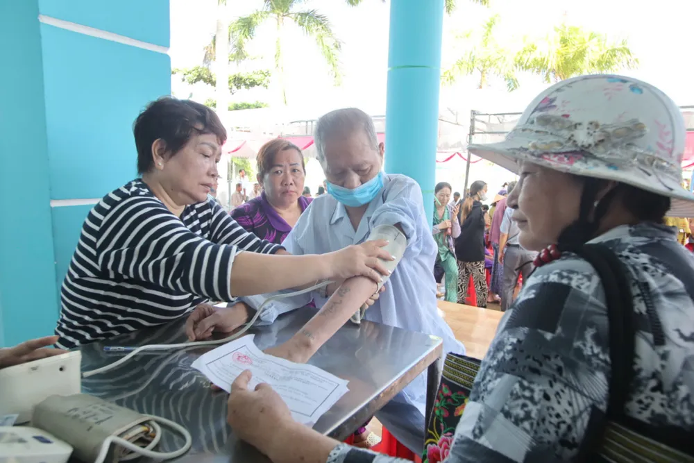 Các bác sĩ ân cần hỏi thăm, khám bệnh và giải thích cho người dân biết về tình trạng sức khỏe của mình. kham-benh-ca-mau-8.jpg