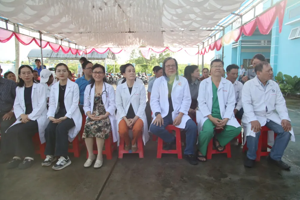 Đoàn y-bác sĩ đến tổ chức khám bệnh, phát thuốc miễn phí cho người dân. phát thuốc miễn phí