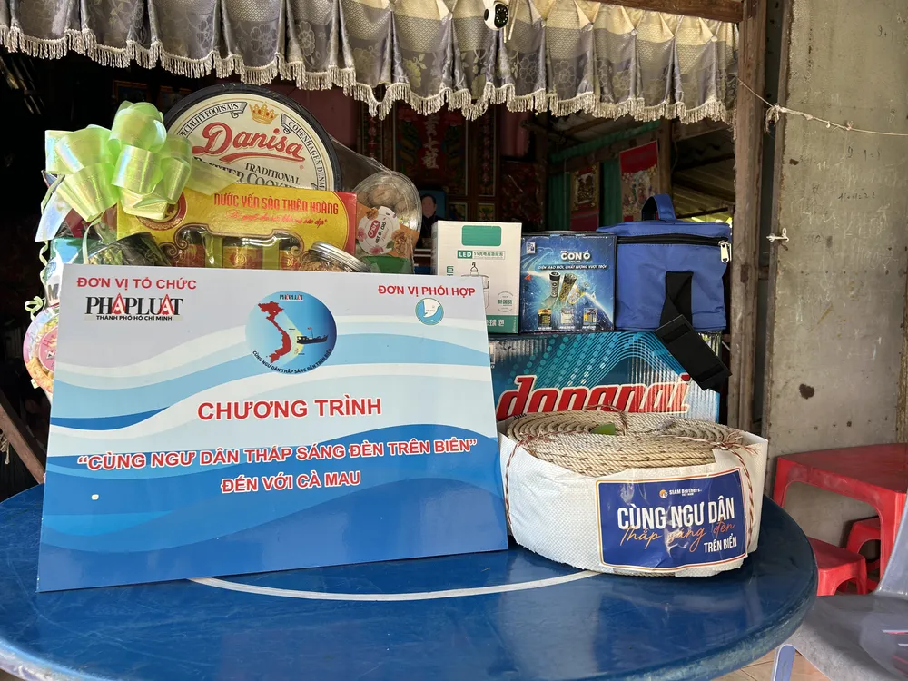 thắp sáng đèn trên biển