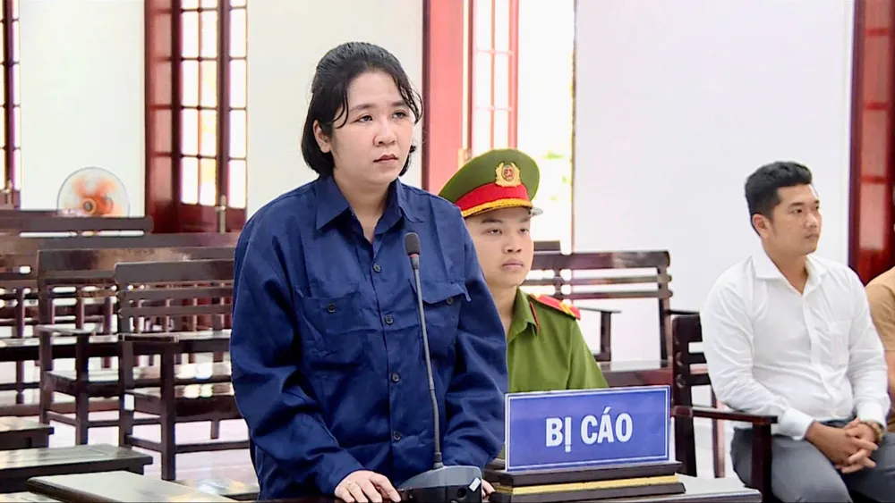 Bị giật tiền, cựu cán bộ ngân hàng Nguyễn Thị Trúc Linh lừa đảo chiếm đoạt hơn 23 tỉ đồng. Ảnh: HD cán bộ ngân hàng ở vĩnh long lừa đảo chiếm đoạt tài sản