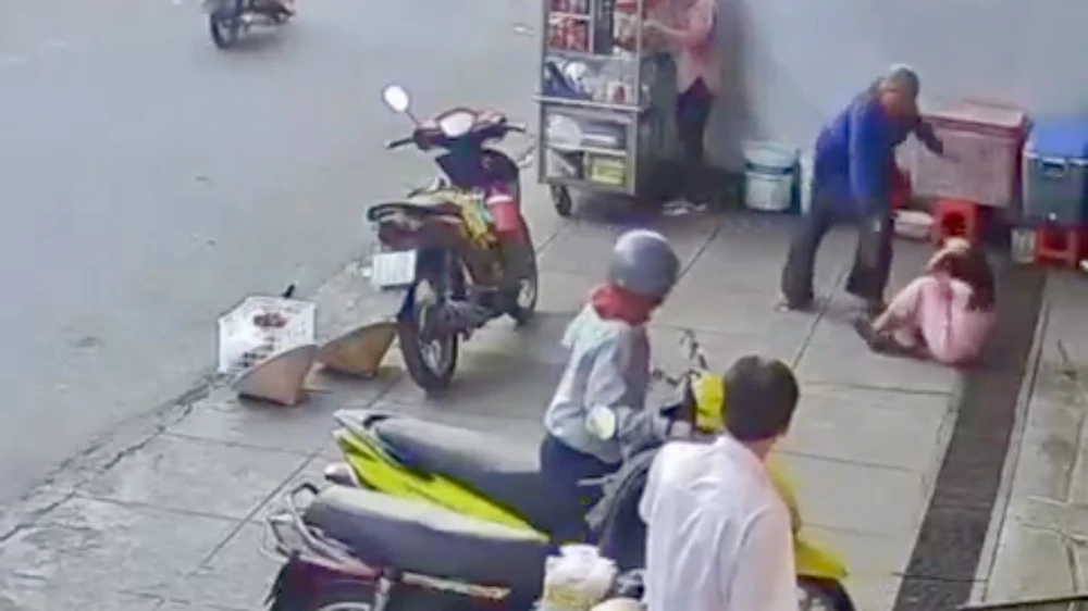 đánh con gái ở chợ vĩnh long