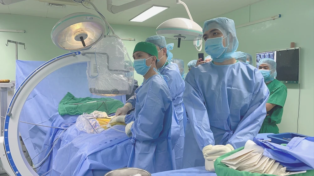 chuyên gia quốc tế đầu ngành y, bệnh lý cột sống