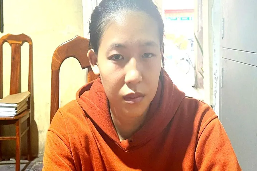 Lê Thị Ngọc Huyền bị tạm giữ vì ném con xuống mương. Ảnh: CACC ném con xuống mương