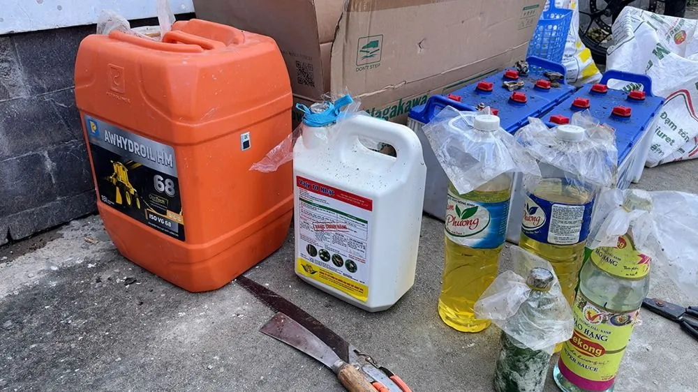 dùng bom xăng tấn công