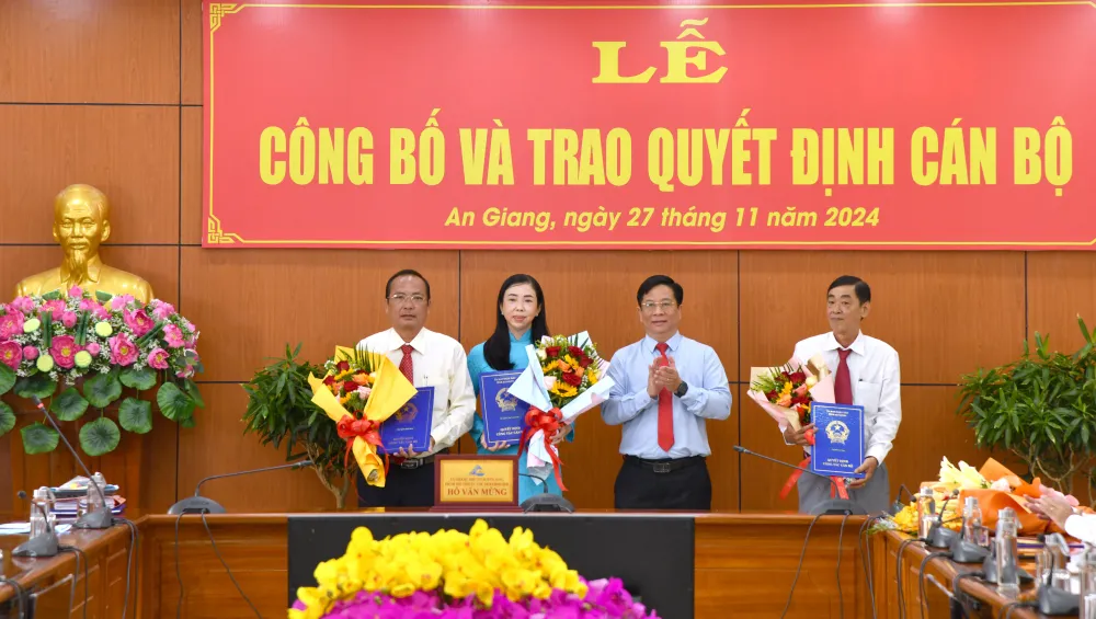 Chủ tịch UBND tỉnh An Giang Hồ Văn Mừng trao quyết định cho các cán bộ Phó Chủ tịch UBND tỉnh An Giang