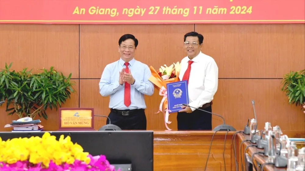 Chủ tịch UBND tỉnh An Giang Hồ Văn Mừng trao quyết định của Thủ tướng Chính phủ phê chuẩn kết quả bầu chức vụ Phó Chủ tịch UBND tỉnh An Giang nhiệm kỳ 2021-2026 đối với ông Ngô Công Thức Phó Chủ tịch UBND tỉnh An Giang