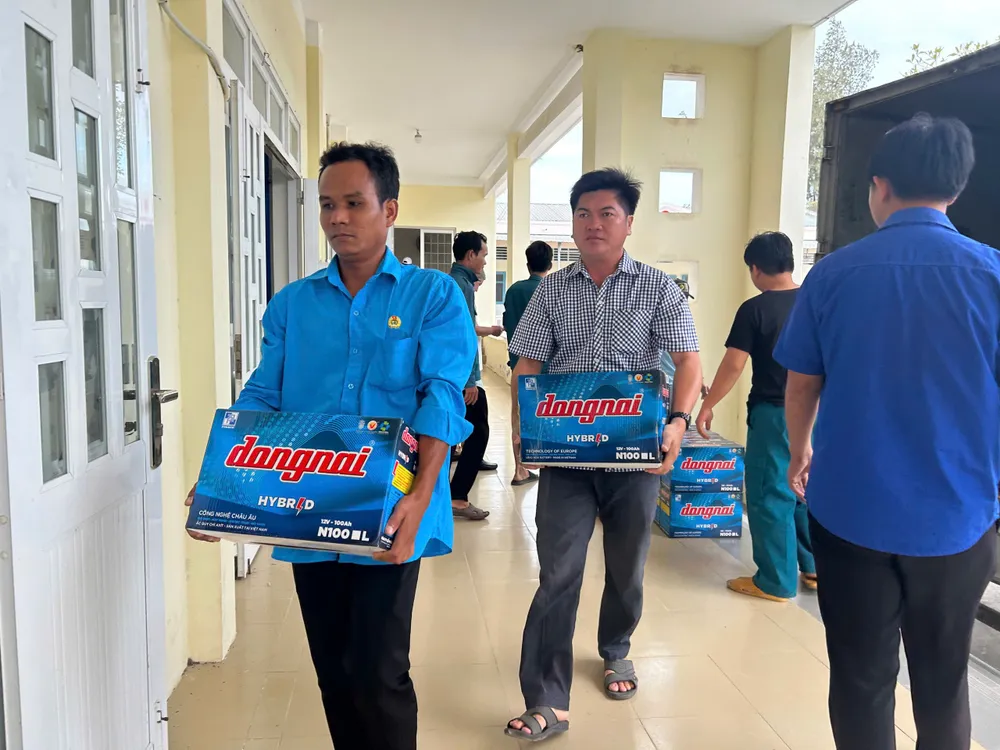 Cùng ngư dân thắp sáng đèn trên biển tỉnh trà vinh