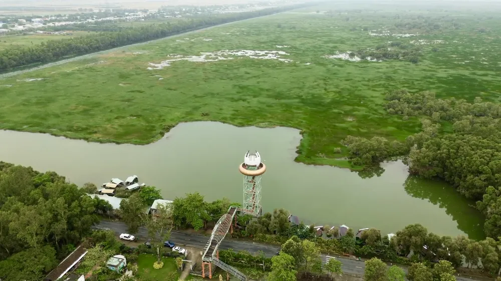 Việc sản xuất lúa sinh thái kết hợp bảo tồn và phát triển sếu đầu đỏ được thực hiện tại ô bao số 25 xã Phú Đức và ô bao số 43B xã Tân Công Sính