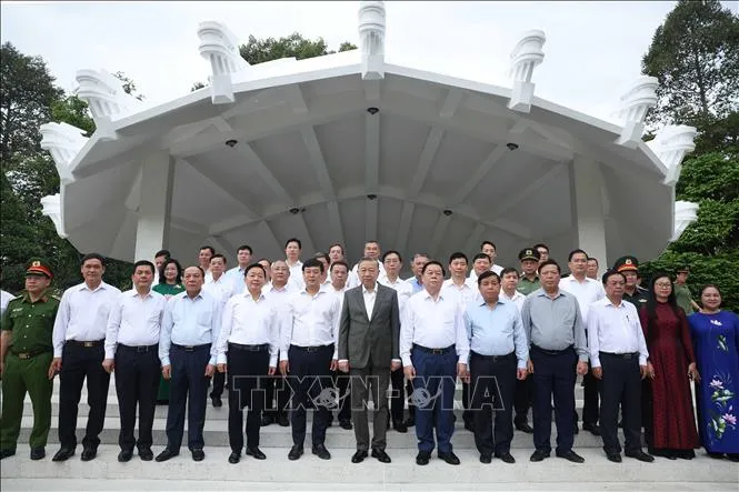 Tổng Bí thư Tô Lâm dâng hương tưởng niệm Cụ Phó bảng Nguyễn Sinh Sắc