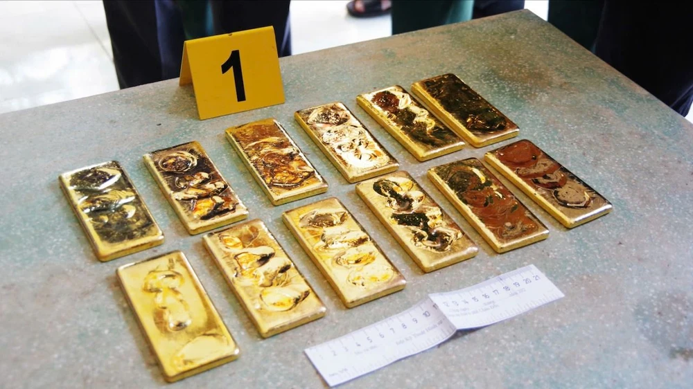 vận chuyển trái phép 12kg vàng biên giới