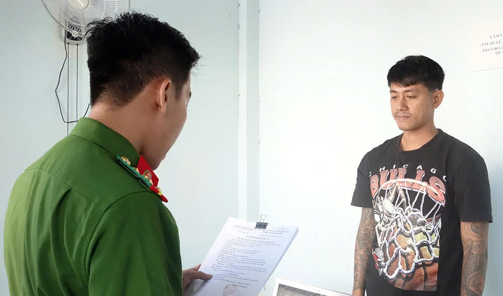 Bị can Nguyễn Đức Em. lắc tài xỉu