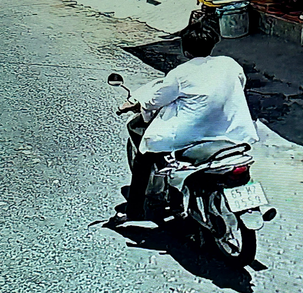 Đoàn Hoàng Đô chạy xe máy trộm được bỏ trốn. giả dạng dân địa phương trộm cắp tài sản