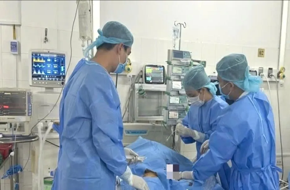 Ê-kíp bác sĩ đang thực hiện kỹ thuật ECMO cứu bệnh nhân uống quá liều thuốc hạ huyết áp. uống quá liều thuốc hạ huyết áp