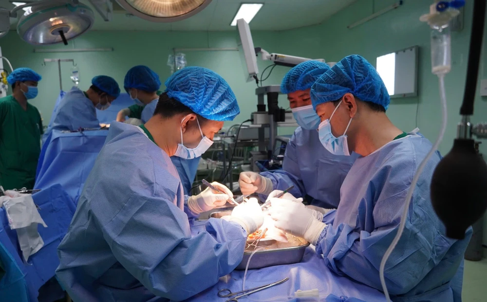 Ê kíp đang tiến hành phẩu thuật ghép thận cho bệnh nhân ca-ghep-than-suy-than.jpg