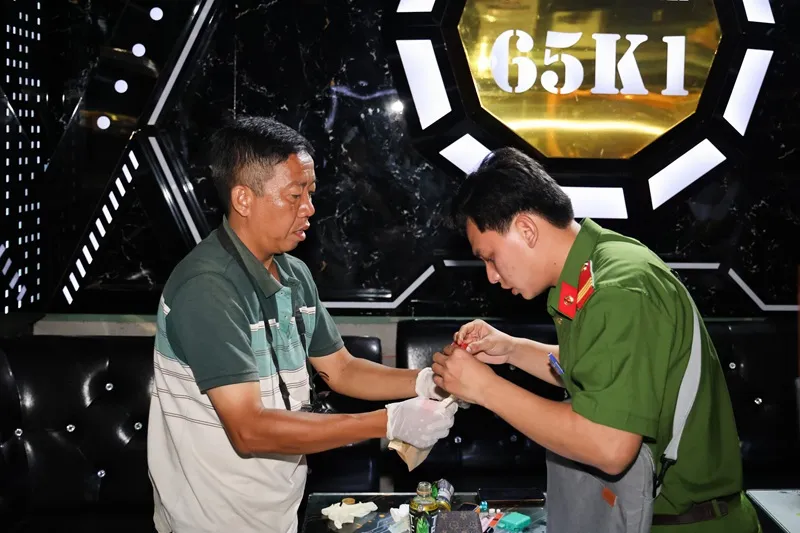Lực lượng chức năng thu giữ tang vật liên quan. chu-quan-karaoke-ma-tuy-can-tho-3.JPG