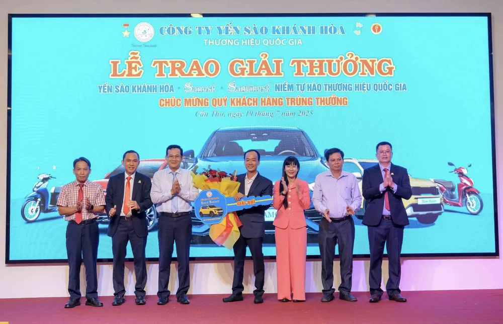 Bà Trịnh Thị Hồng Vân, Chủ tịch Hội đồng thành viên Công ty cùng các đại biểu trao thưởng cho khách hàng IMG_7631.jpeg